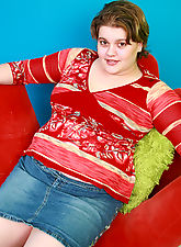 Plump fat babe shows her fat snatch